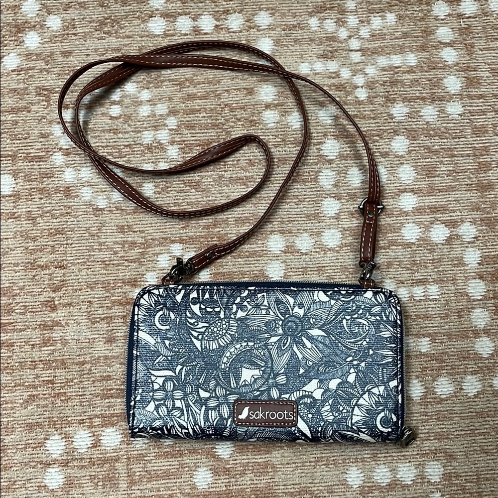 Super cute Sakroots crossbody purse